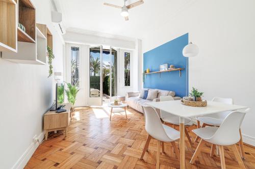 un salon avec une table et des chaises blanches dans l'établissement Promenade des Anglais 2 Bdr Large Terrace, à Nice