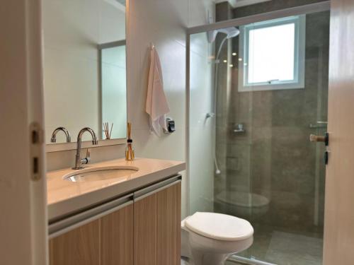 une salle de bain avec toilettes, lavabo et douche dans l'établissement Apartamento Executivo Central WiFi e Garagem, à Santa Cruz do Sul