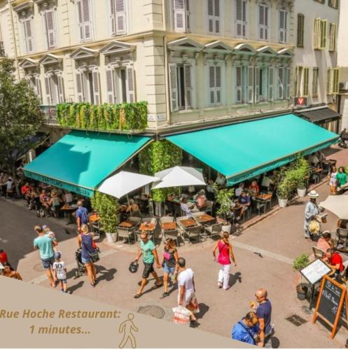 un groupe de personnes marchant sur un trottoir devant un bâtiment dans l'établissement Villa Goya, à Mougins