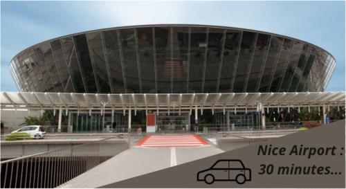 un bâtiment avec une voiture garée devant dans l'établissement Villa Goya, à Mougins