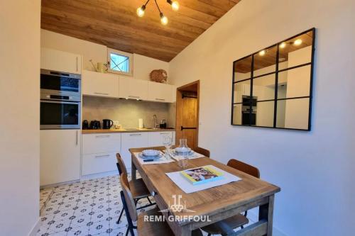 O bucătărie sau chicinetă la La Cabane de Champlain Terrace City Center 2 Guests