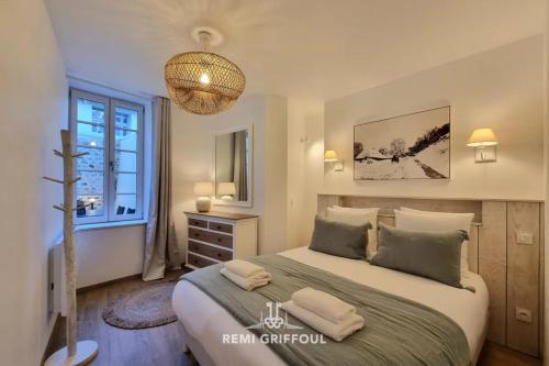 une chambre avec un grand lit et une fenêtre dans l'établissement La Cabane de Champlain Terrace City Center 2 Guests, à Honfleur