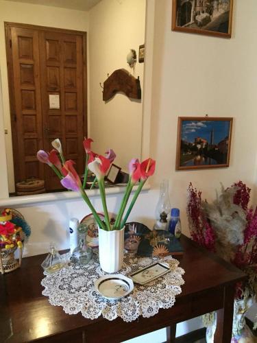 a table with a vase with flowers on it at B&B Relax in Miane
