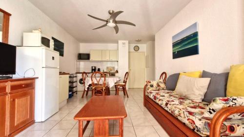 un salon avec un canapé et une table dans l'établissement T3 dans une résidence de vacances, à Fréjus