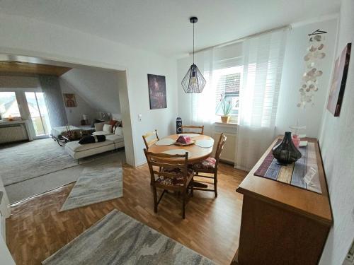 Χώρος καθιστικού στο Gemütliche Dachgeschoßwohnung mit Balkon in Dortmund