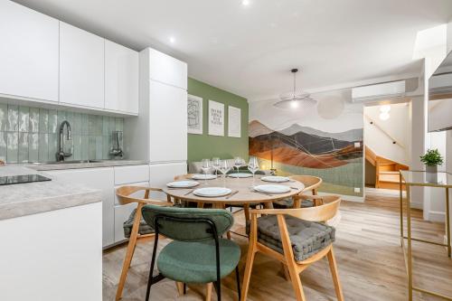 une cuisine et une salle à manger avec une table et des chaises dans l'établissement B42#République#Marais#1BedRoom#Paris03#AC, à Paris