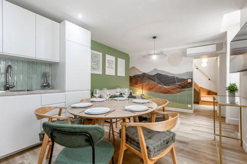 une cuisine et une salle à manger avec une table et des chaises dans l'établissement B42#République#Marais#1BedRoom#Paris03#AC, à Paris
