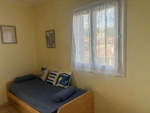 a bed in a room with a window at Résidence Villa Romana avec spa in Propriano