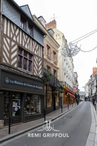 une rue vide dans une ville avec des bâtiments dans l'établissement Le Rêve d'Alice Charming Duplex 80 m 4 people Heart of Honfleur, à Honfleur