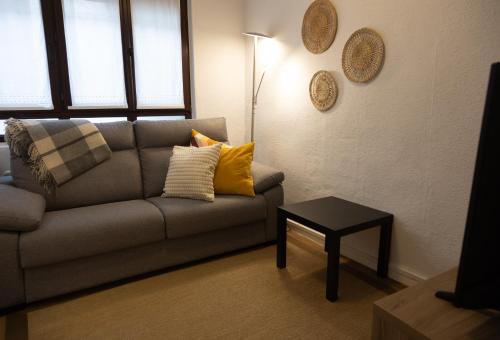 a living room with a couch and a table at Ametsa !!! VT Cerca de la Playa in Lekeitio
