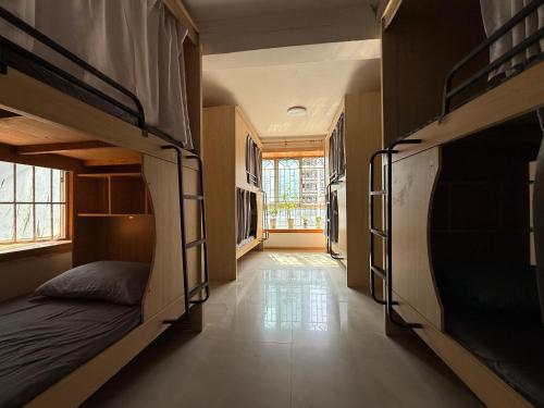 Voodi või voodid majutusasutuse Shenzhen Space Capsule Youth Hostel Gangxia Store toas