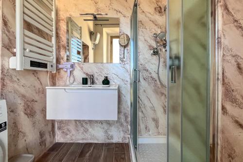 un bagno con lavandino e doccia di Le dimore di Traiano a Civitavecchia