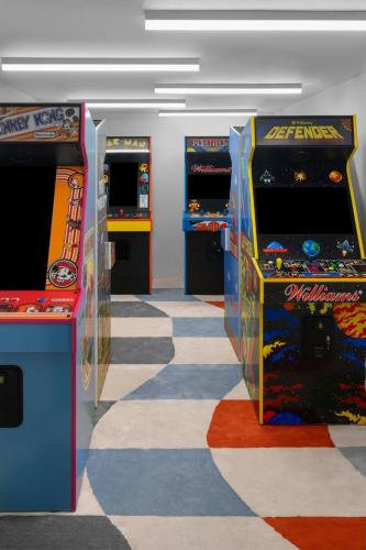 a room with two arcade games on display at Marriott Hutchinson Island Beach Resort, Golf & Marina in Stuart