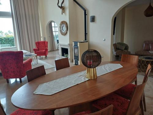 a dining room table with a fan on top of it at Casa adosada cerca del centro y la playa in Alcaidesa