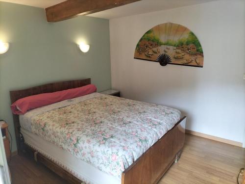 une chambre avec un lit et un tableau au mur dans l'établissement Charmante Maison de village en montagne avec jardin, à Sahorre