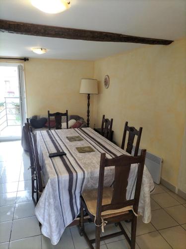 - une chambre avec un lit, une table et des chaises dans l'établissement Charmante Maison de village en montagne avec jardin, à Sahorre