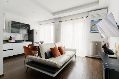 GuestHost - Superior Apt with balcony and parking