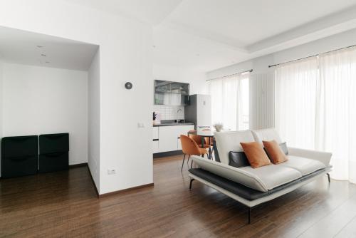 GuestHost - Superior Apt with balcony and parking