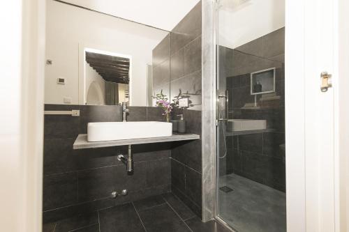 a bathroom with a sink and a shower at Mar Abierto B in Sanlúcar de Barrameda