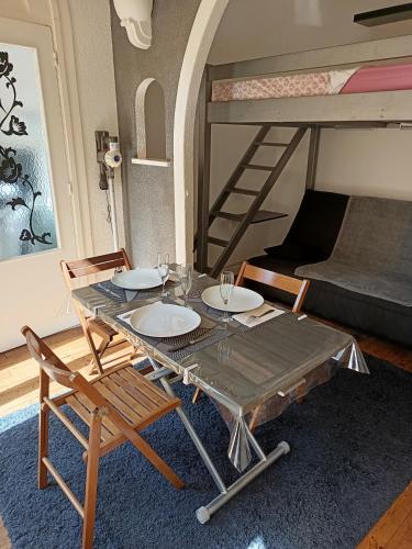 - une salle à manger avec une table et des lits superposés dans l'établissement Charmant studio climatisé centre Villefranche sur mer, à Villefranche-sur-Mer