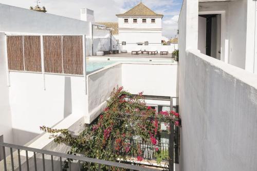 a balcony with flowers on the side of a building at Mar Abierto B in Sanlúcar de Barrameda