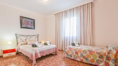 a bedroom with two beds and a window at Casa Rural El Tejar La Rambla by Ruralidays in Córdoba