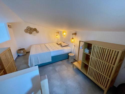 une petite chambre avec un lit et un escalier dans l'établissement Heated Pools, à Porto-Vecchio