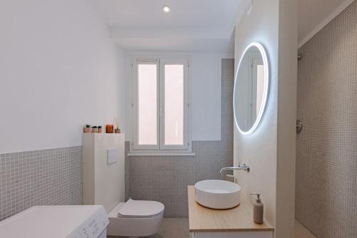 une salle de bain avec un lavabo, des toilettes et un miroir dans l'établissement Cannes Loft 1 bedroom - 3R, à Cannes