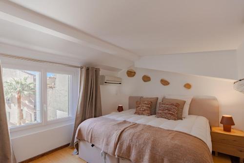 une chambre avec un grand lit et une fenêtre dans l'établissement Cannes Loft 1 bedroom - 3R, à Cannes