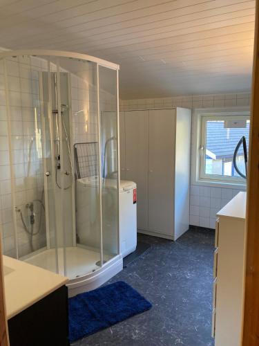 a large bathroom with a shower and a sink at Leilighet toppetasje, Flekkefjord in Flekkefjord