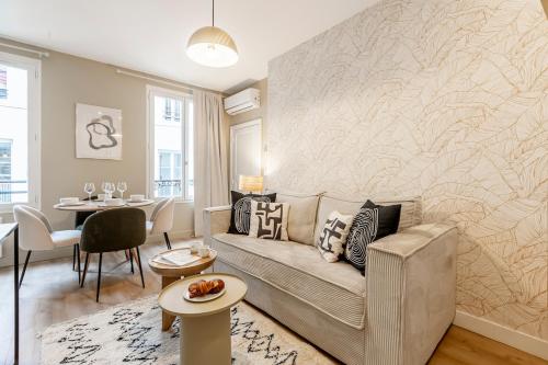 un salon avec un canapé et une table dans l'établissement A31#Republique # 1BedRoom # Marais # Paris03 # AC, à Paris