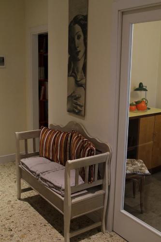 Uma cama ou camas num quarto em B&B I Propilei di San Girolamo