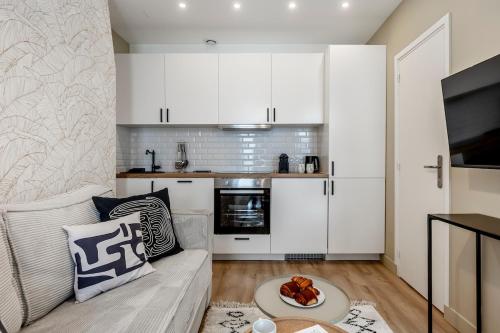 - un salon avec des armoires blanches et une table dans l'établissement A31#Republique # 1BedRoom # Marais # Paris03 # AC, à Paris