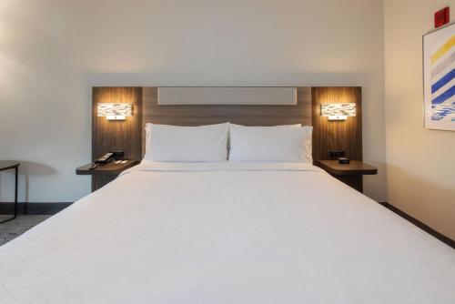 a large white bed in a hotel room at Holiday Inn Express Berkeley by IHG in Berkeley