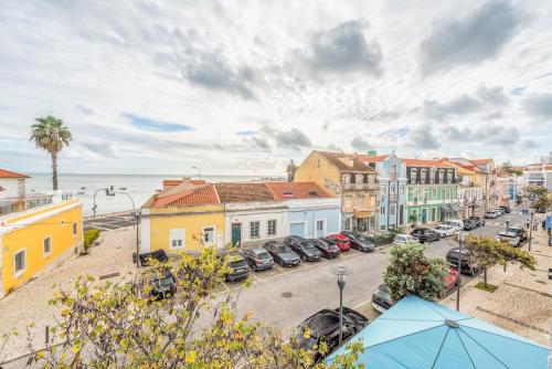 a city with cars parked in a parking lot at GuestReady - Conde das Alcáçovas in Paço de Arcos