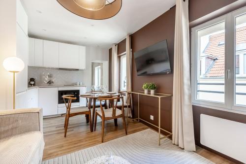 une cuisine et un salon avec une table et une salle à manger dans l'établissement B41#République#Marais#1BedRoom#Paris03#AC, à Paris