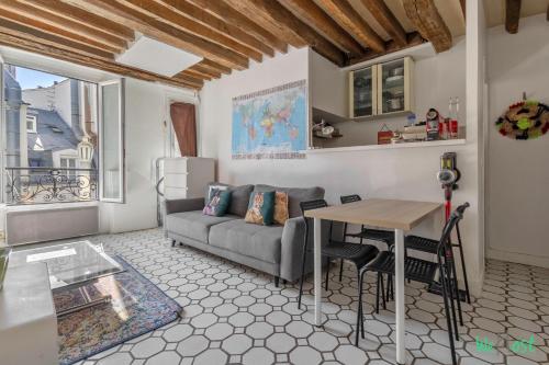 un salon avec un canapé et une table dans l'établissement Dauphine - LB - Appartement bien placé place Dauphine, à Paris