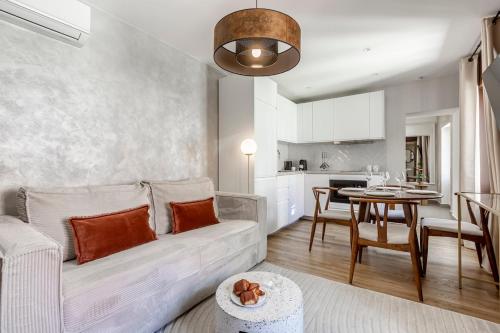 un salon avec un canapé et une table dans l'établissement B41#République#Marais#1BedRoom#Paris03#AC, à Paris