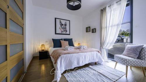 une chambre avec un lit avec deux serviettes dessus dans l'établissement PERLE Maison contenporaine avec piscine 6 pers, à Concarneau