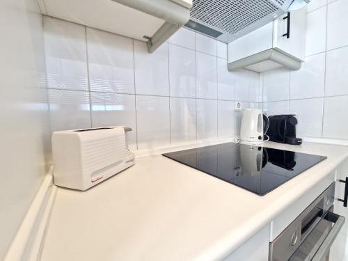 cocina blanca con cafetera en la encimera en SR Adelina's Panoramic Sea view Calahonda, en Mijas Costa