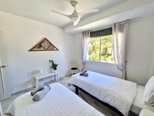 Un dormitorio con dos camas y una ventana en SR Adelina's Panoramic Sea view Calahonda, en Mijas Costa