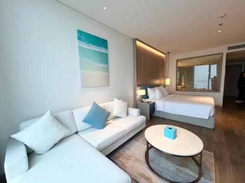 Postel nebo postele na pokoji v ubytování Lotus Alacarte Hạ Long Hotel