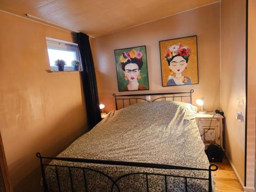 En eller flere senge i et værelse på Vakantiehuisje van Orten