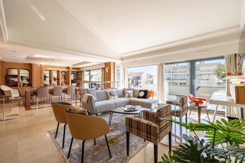 un salon avec un canapé et des chaises dans l'établissement REF 823 - Cannes Center - Duplex apartment for rent, à Cannes