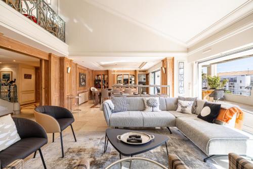 un salon avec un canapé et une table dans l'établissement REF 823 - Cannes Center - Duplex apartment for rent, à Cannes