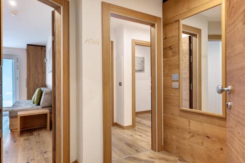 a hallway with a door leading to a bedroom at Relais Dolomiti in Bedollo