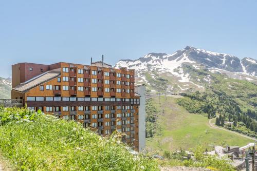 a building on top of a hill with a mountain at Résidence Pierre & Vacances Capella in Avoriaz