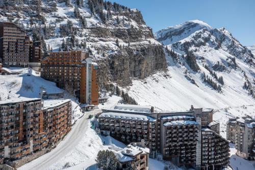 a city covered in snow with a mountain in the background at Résidence Pierre & Vacances Capella in Avoriaz