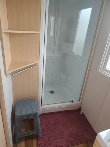 La salle de bains est pourvue d'une douche à l'italienne et d'un tabouret. dans l'établissement Le champ de vagues à Le Portel, à Le Portel