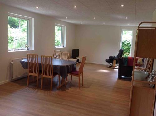 a living room with a dining room table and chairs at Privat hus mellem Legoland og Givskud Zoo in Gadbjerg